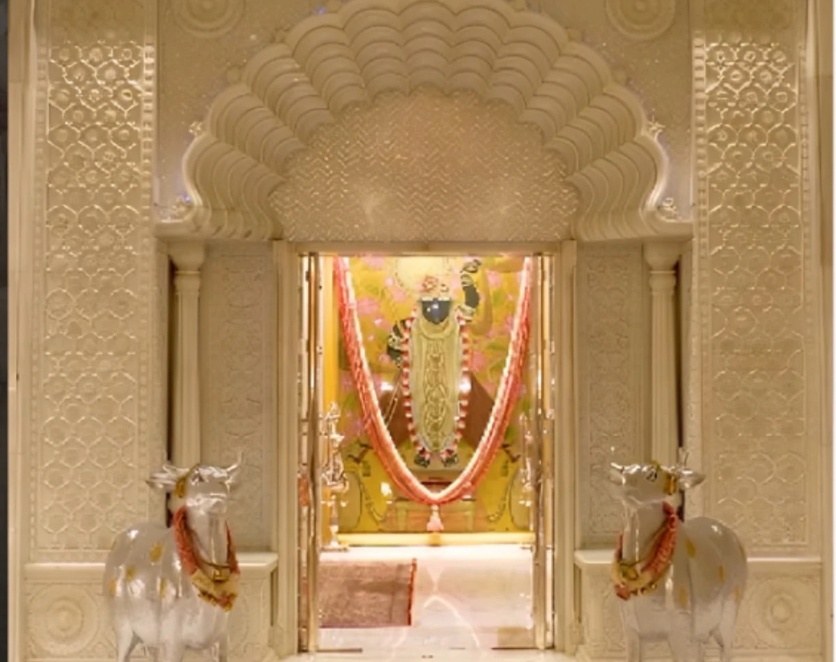 एंटीलिया का मंदिर भी है खास