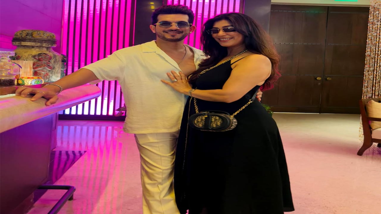 'TV के संस्कारी बेटे' का पत्नी संग रोमांस, किया Liplock