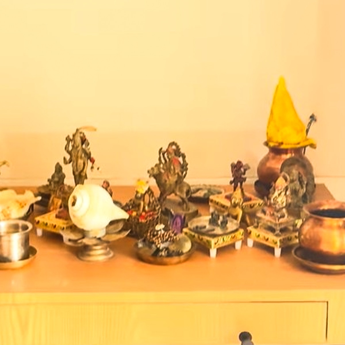देवोलीना के पति ने घर में बनाया मंदिर