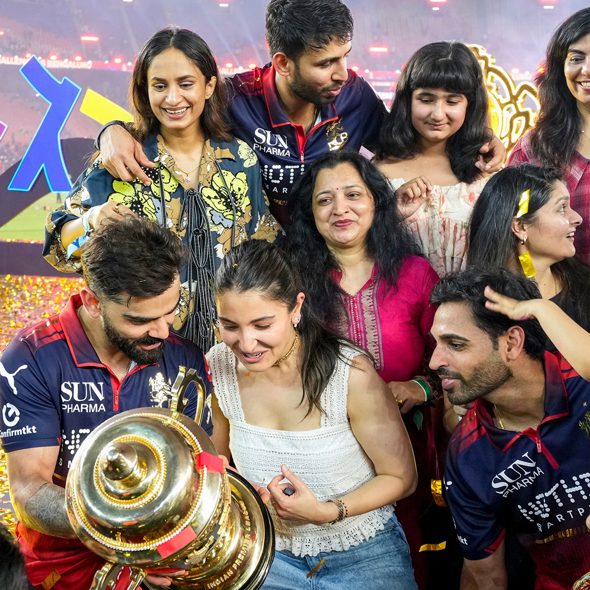 विराट कोहली-अनुष्का शर्मा आईपीएल 2026 ट्रॉफी जीतने के बाद (Photo: PTI)