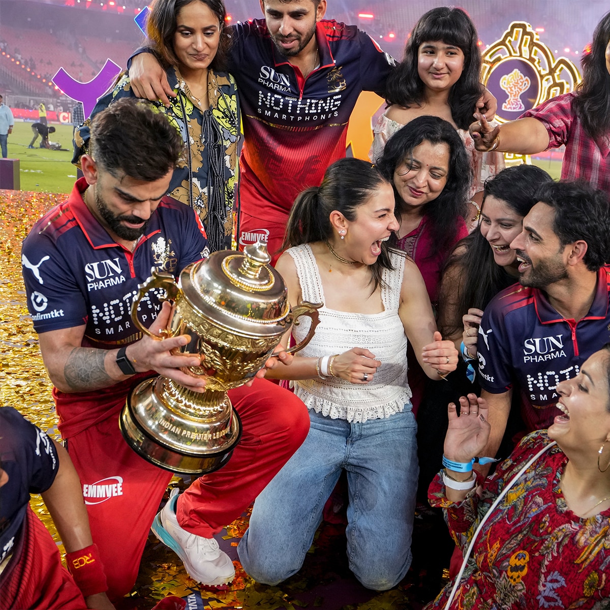 विराट कोहली-अनुष्का शर्मा आईपीएल 2026 ट्रॉफी जीतने के बाद(Photo: PTI)