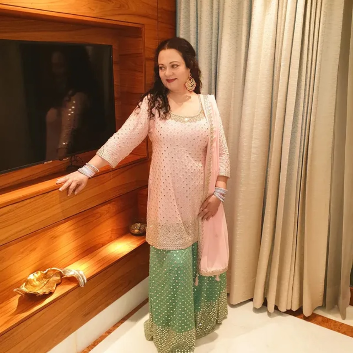 actress mandakini new haircut