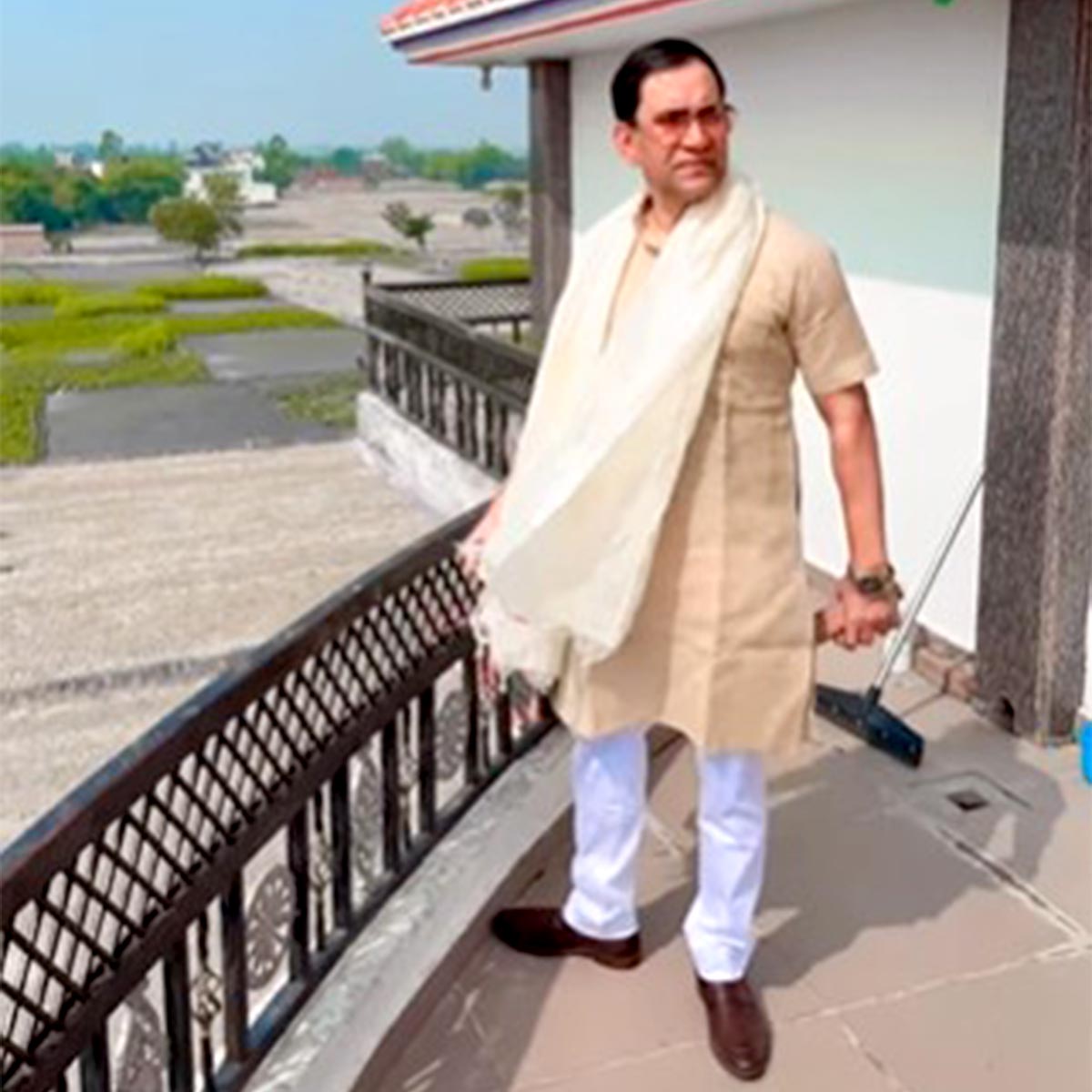दिनेश लाल यादव का गांव में आलीशान घर
