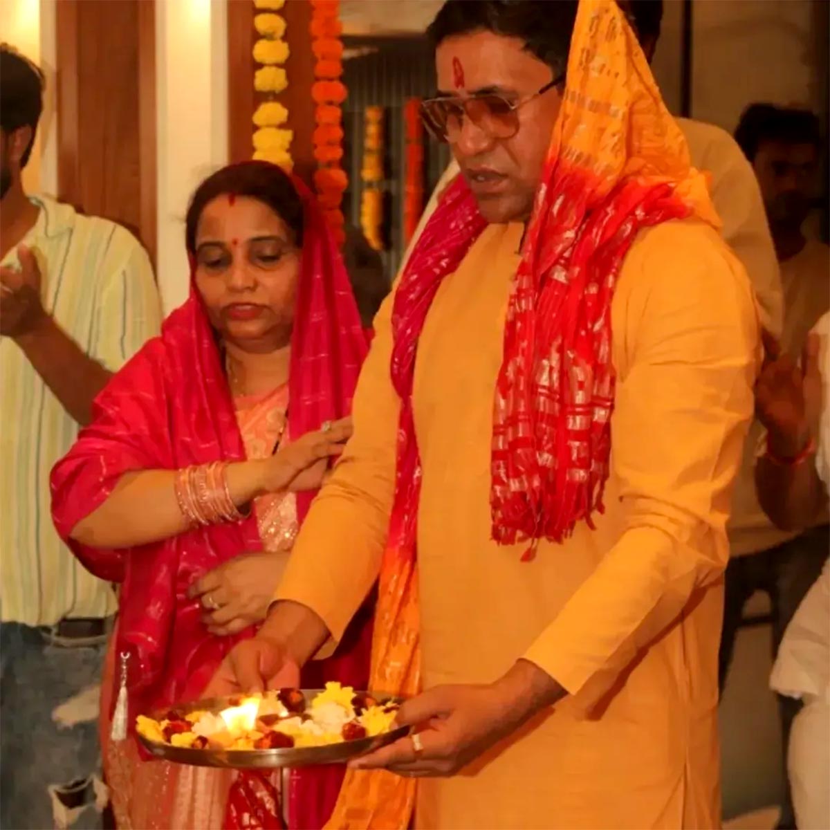दिनेश लाल यादव का गांव में आलीशान घर
