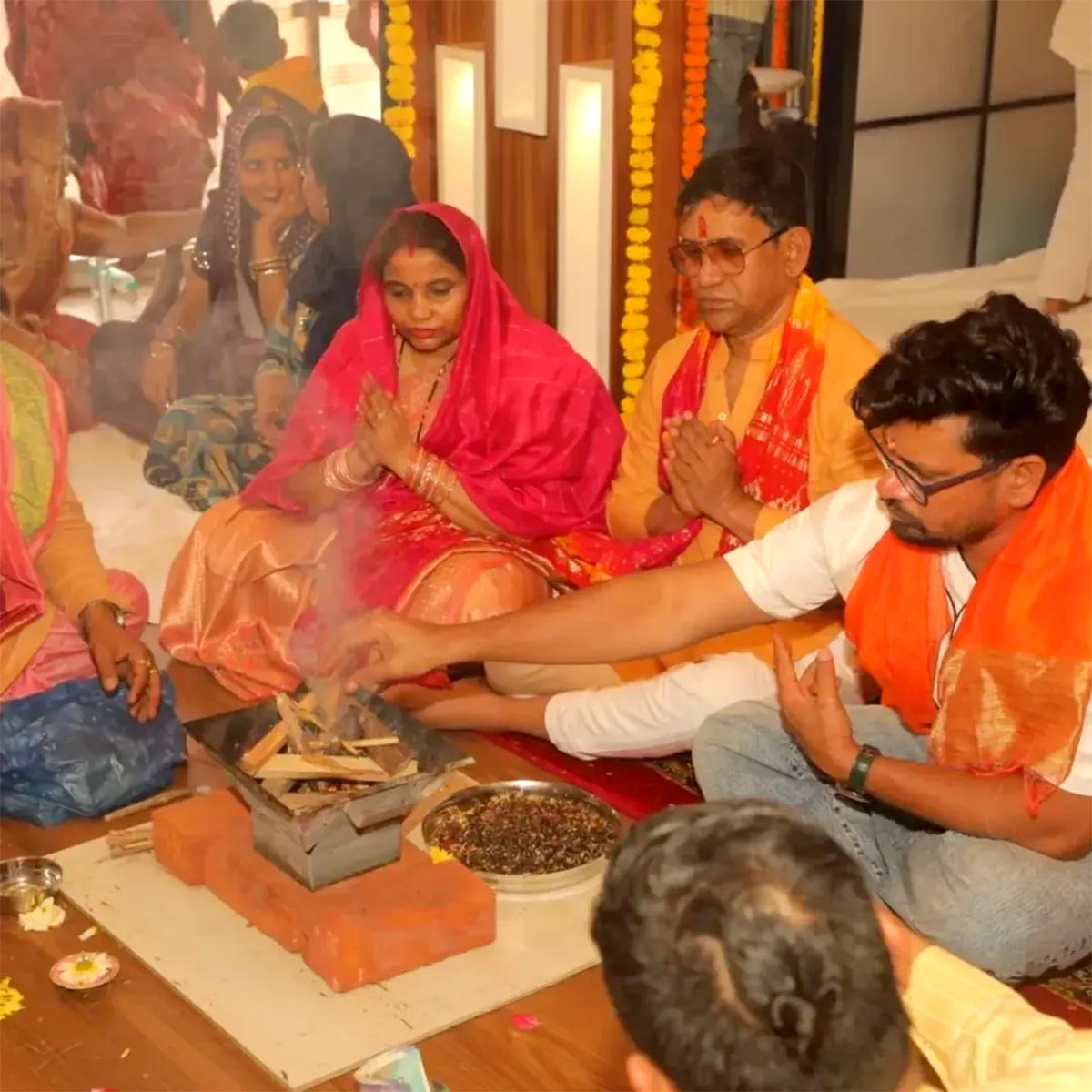 दिनेश लाल यादव का गांव में आलीशान घर