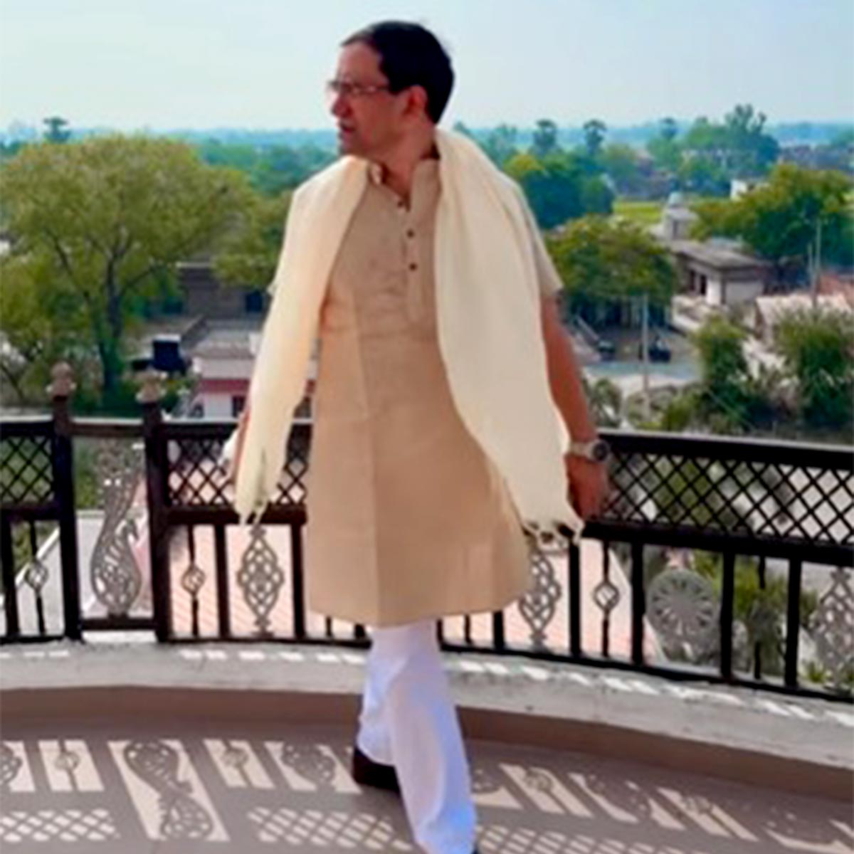 दिनेश लाल यादव का गांव में आलीशान घर