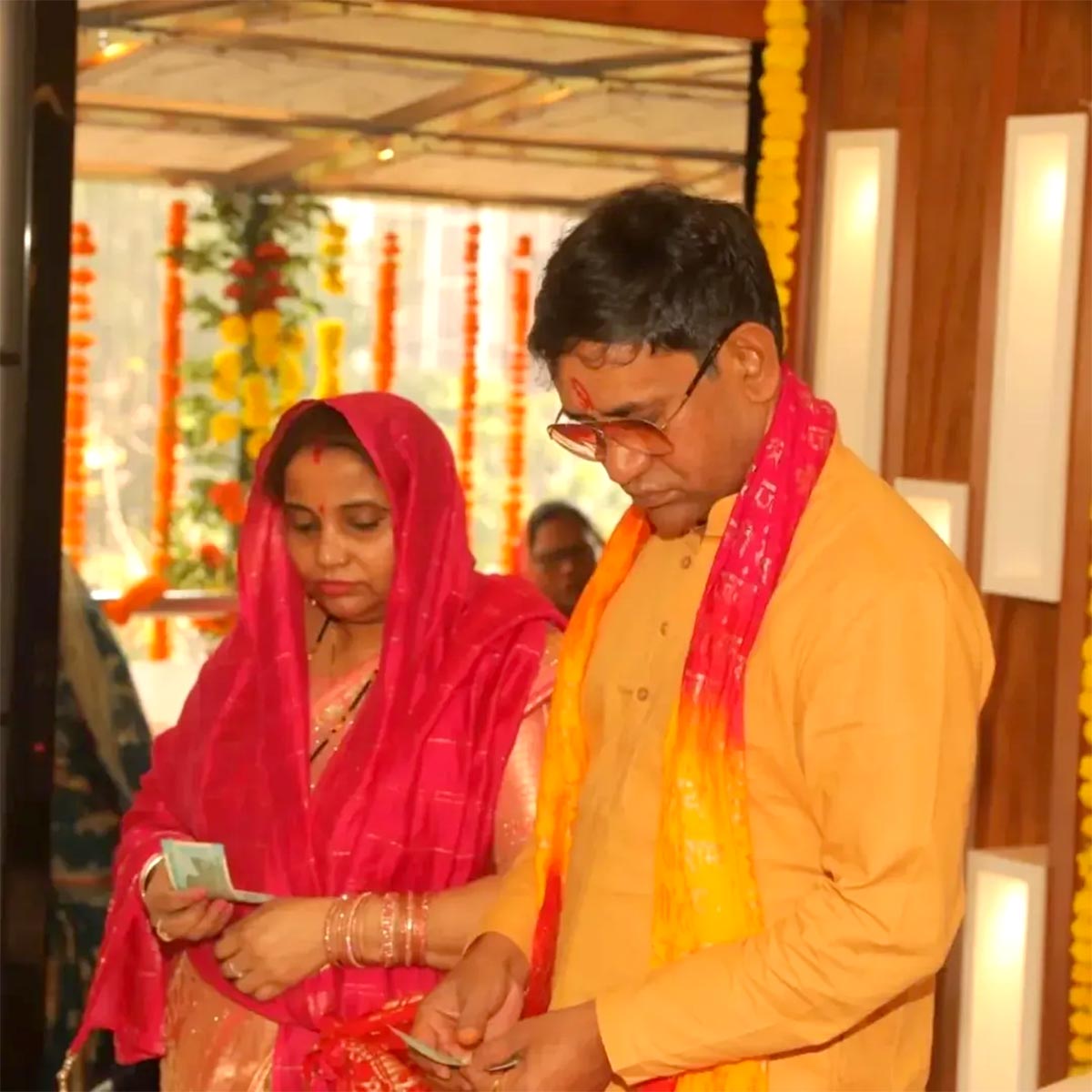 दिनेश लाल यादव का गांव में आलीशान घर