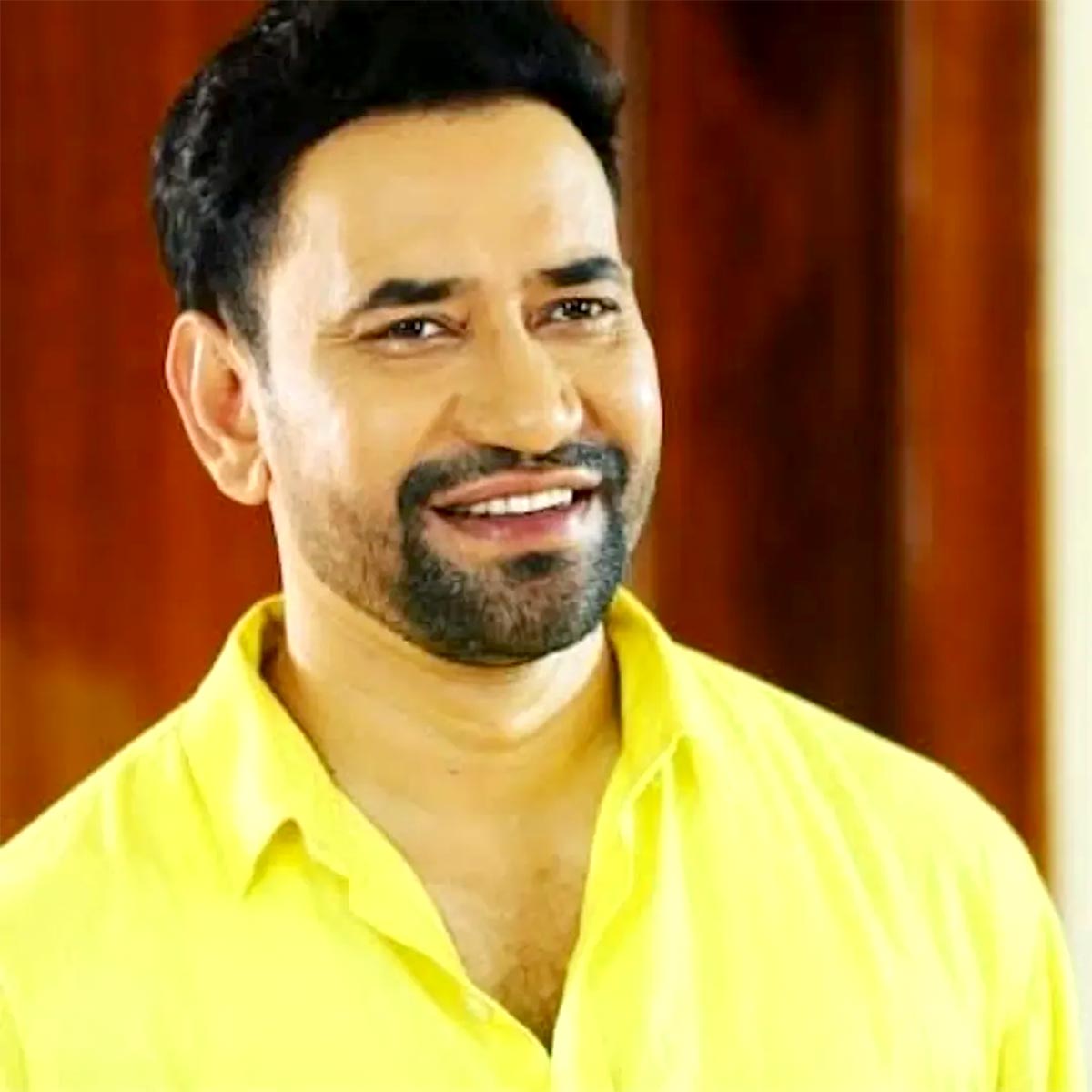 दिनेश लाल यादव का गांव में आलीशान घर