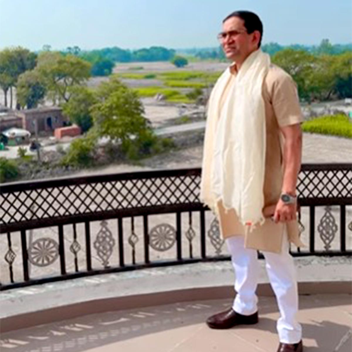 दिनेश लाल यादव का गांव में आलीशान घर