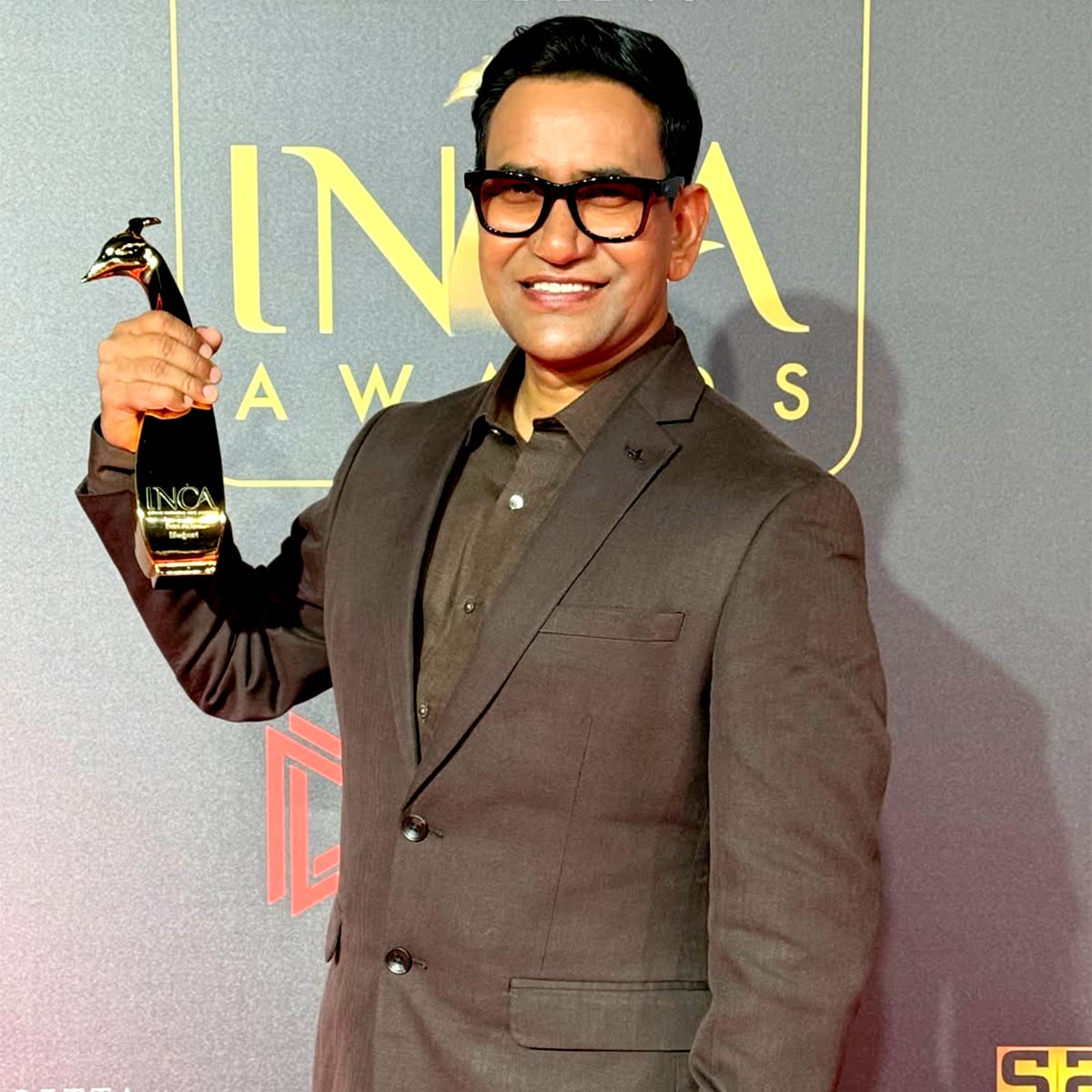 दिनेश लाल यादव का गांव में आलीशान घर