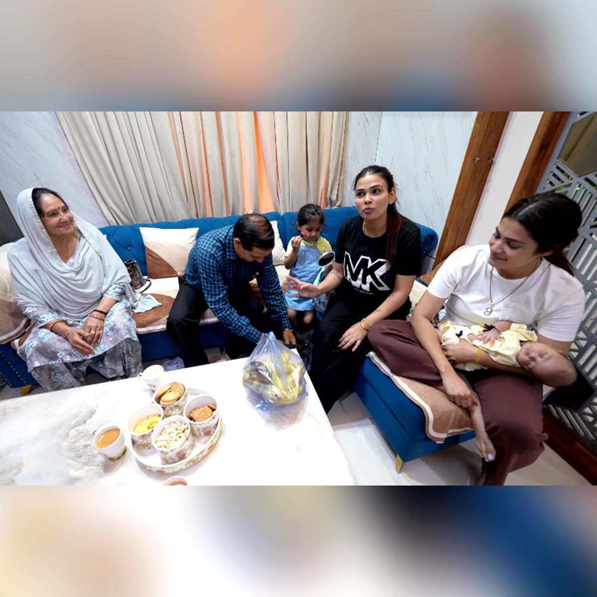 मां-बाप से मिलीं पायल 