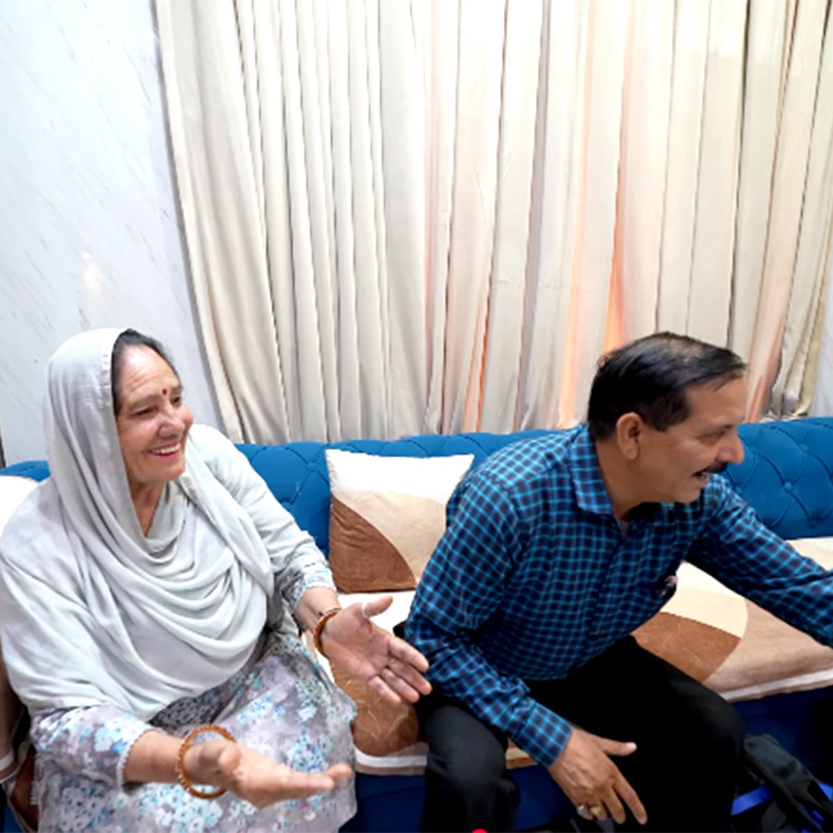 मां-बाप से मिलीं पायल 