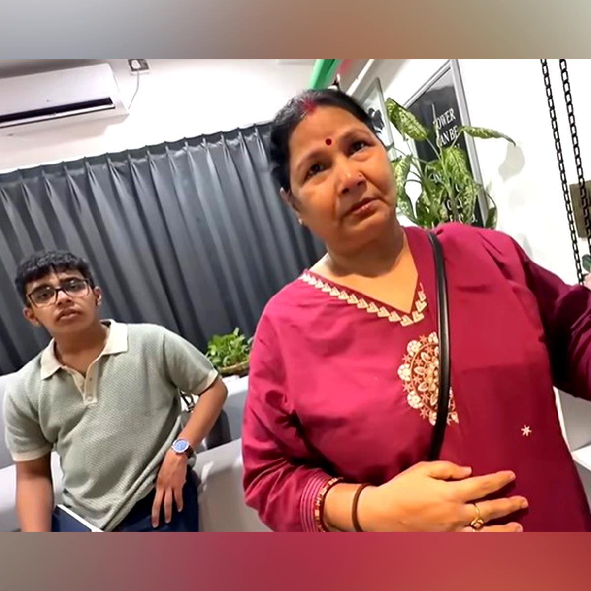 संभावना सेठ के जुड़वा बच्चों से बिछड़कर रोए दादा-दादी