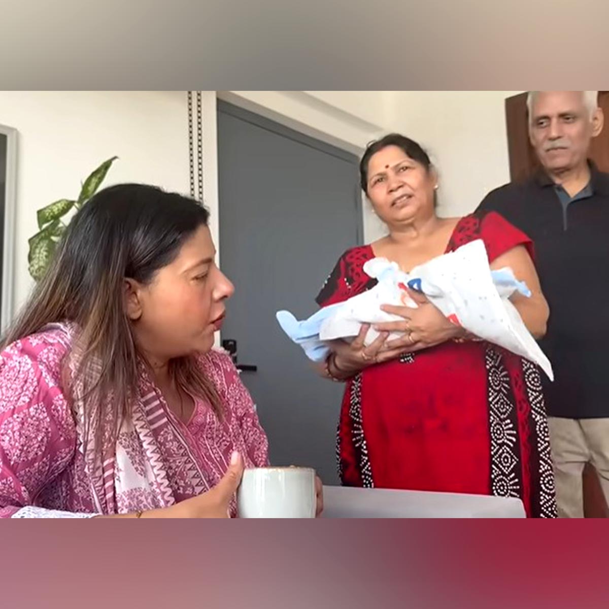 संभावना सेठ के जुड़वा बच्चों से बिछड़कर रोए दादा-दादी