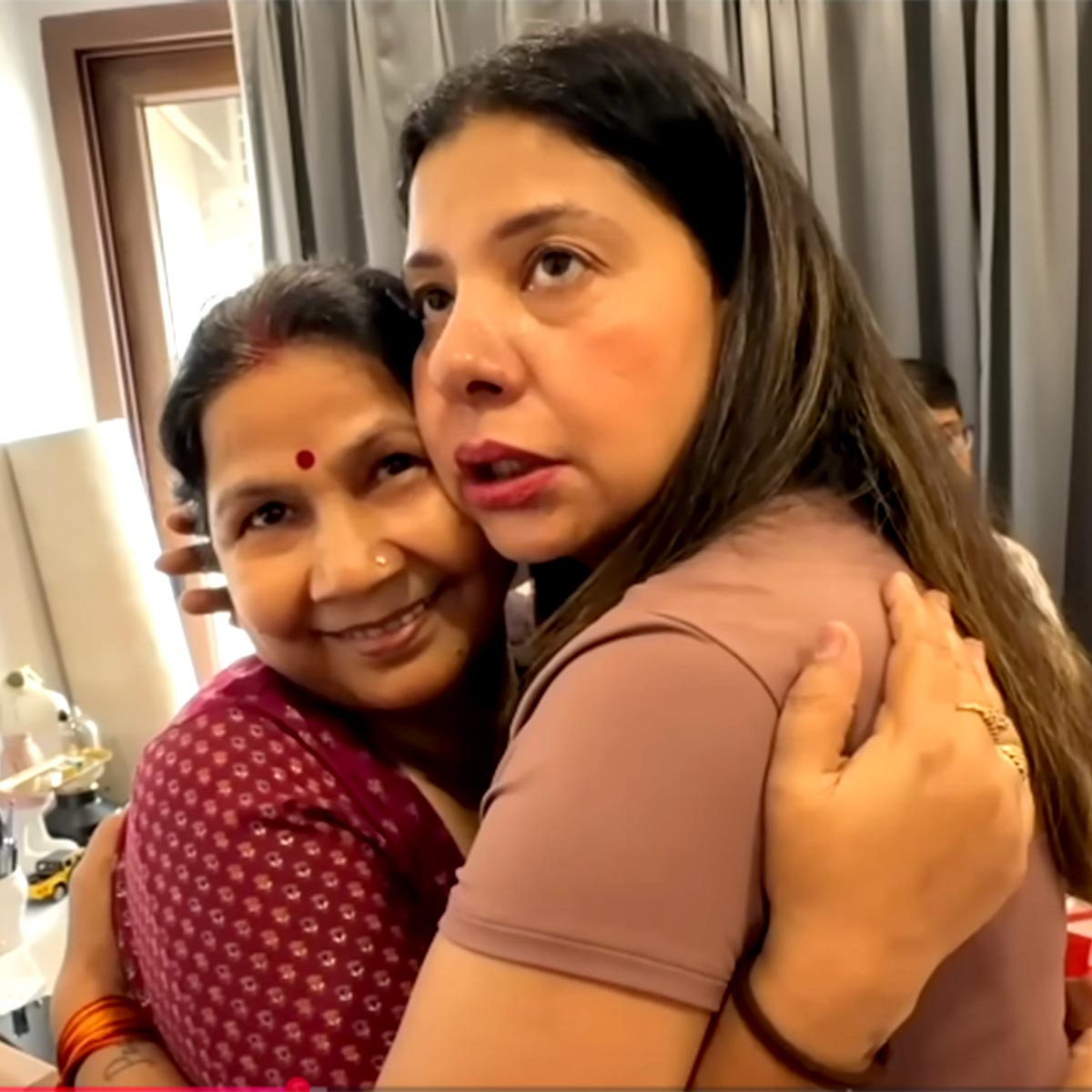 संभावना के बच्चों को मिले तोहफे  