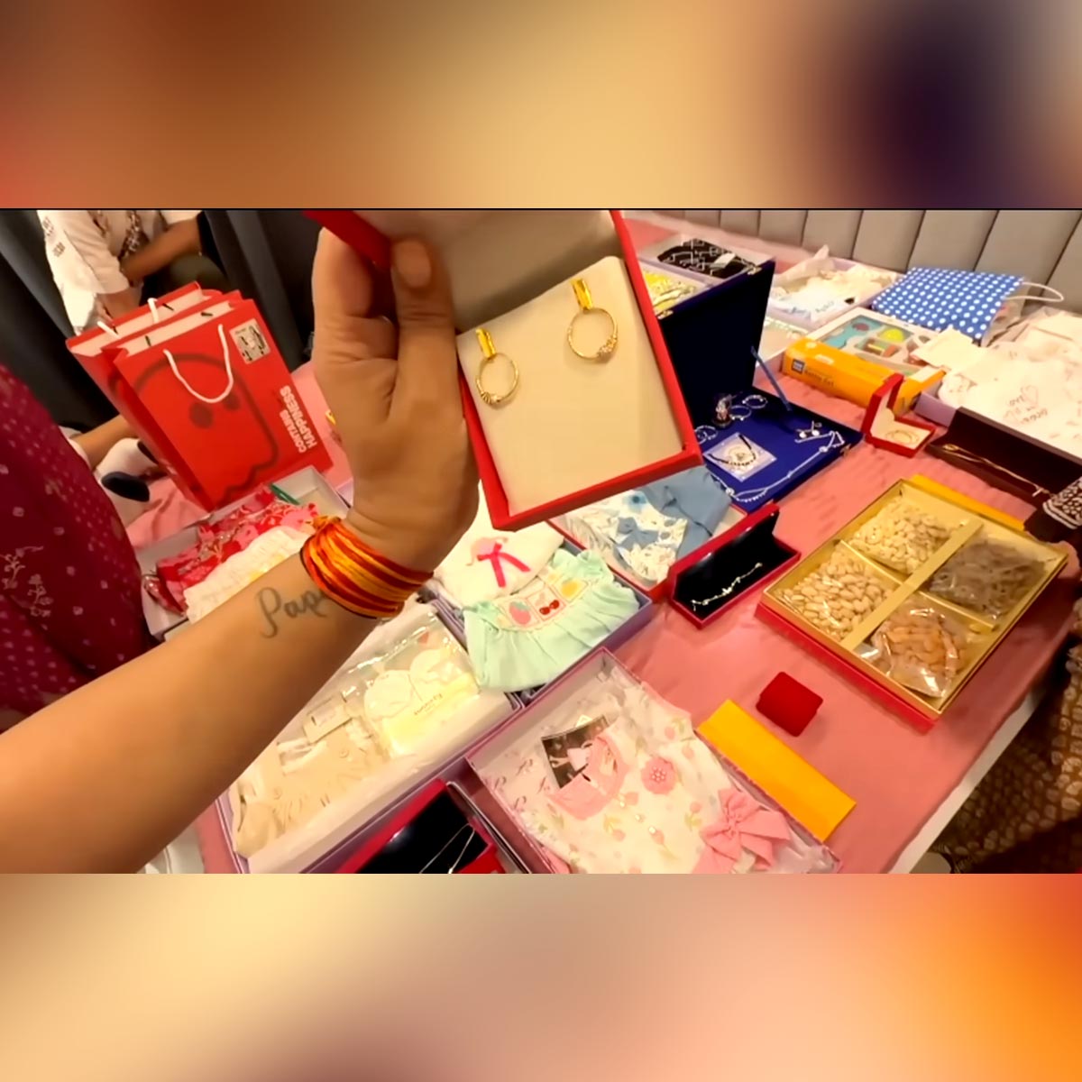 संभावना के बच्चों को मिले तोहफे  
