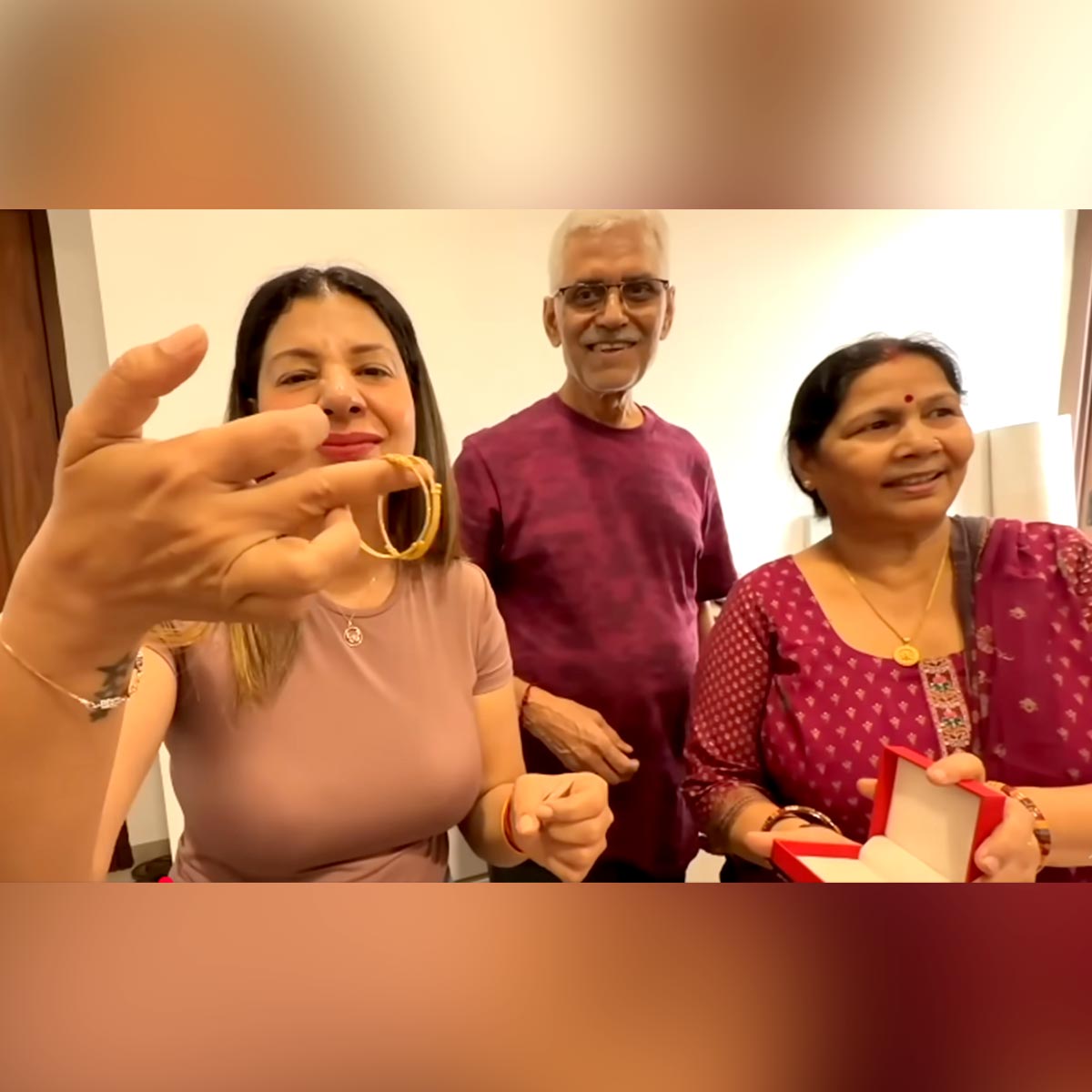 संभावना के बच्चों को मिले तोहफे  