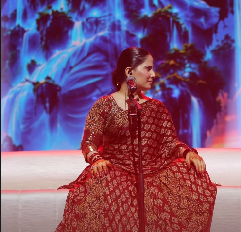 jaya-kishori-maroon-outfit-look