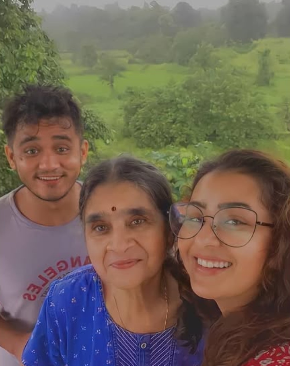 अकेले रहती हैं, मां आती-जाती रहती हैं