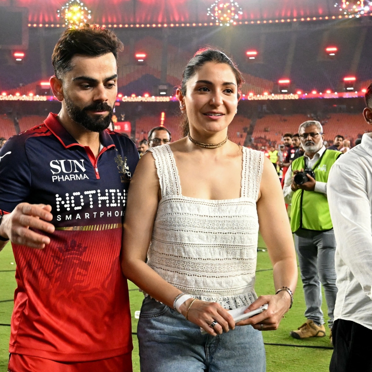 विराट कोहली-अनुष्का शर्मा आईपीएल 2026 ट्रॉफी जीतने के बाद (Photo: AFP)