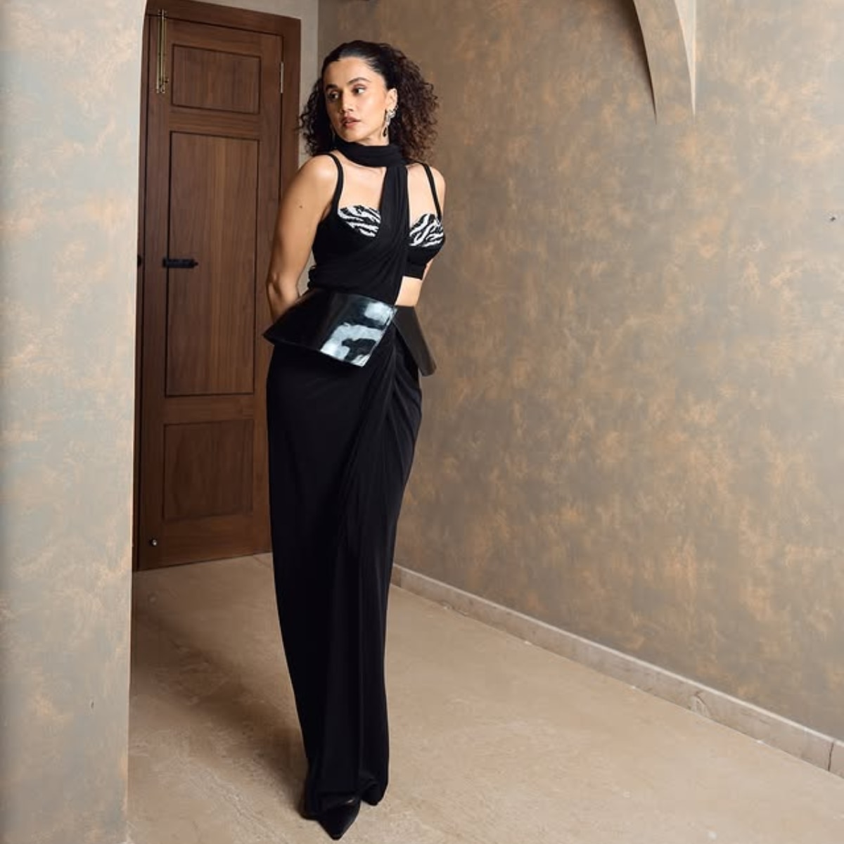 Taapsee Pannu flat stomach