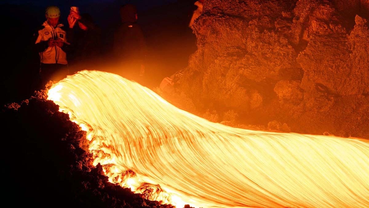 इटली के माउंट एटना में विस्फोट, 9800 फीट दूर तक पहुंचा लावा