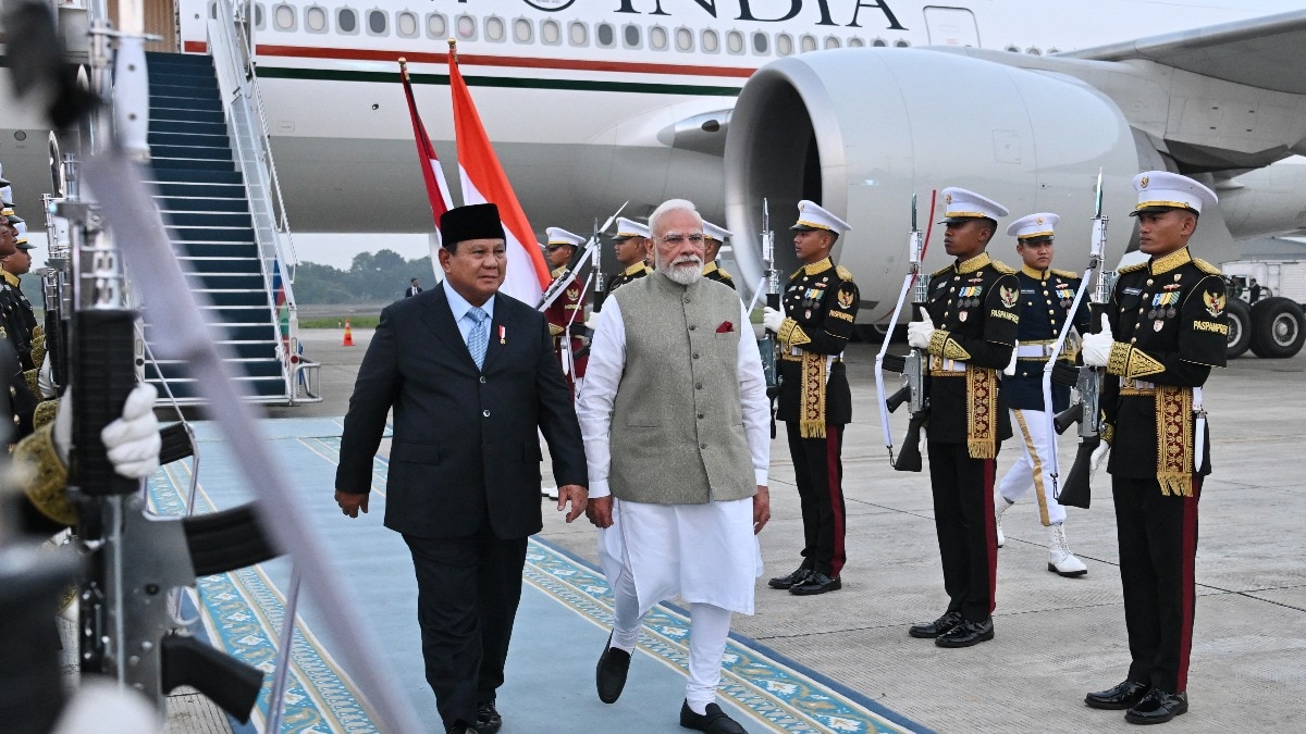 सबसे बड़े मुस्लिम देश इंडोनेशिया पहुंचे PM मोदी, प्राबोवो संग रक्षा-व्यापार पर अहम वार्ता
