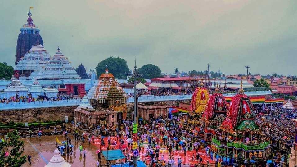 रिमझिम बारिश के बीच गुंडिचा मंदिर पहुंची पुरी की जगन्नाथ रथयात्रा, Photos