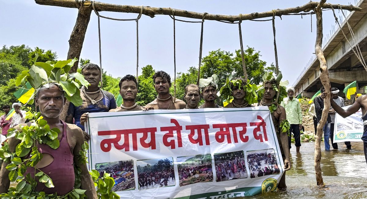 प्रशासन को सौंपे गए आवेदन