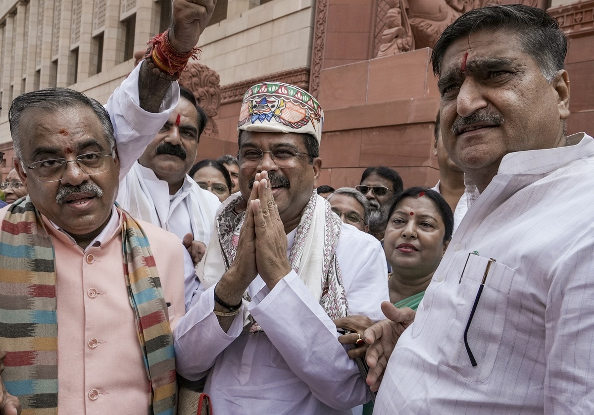 धर्मेंद्र प्रधान के स्वागत पर बरपा हंगामा
