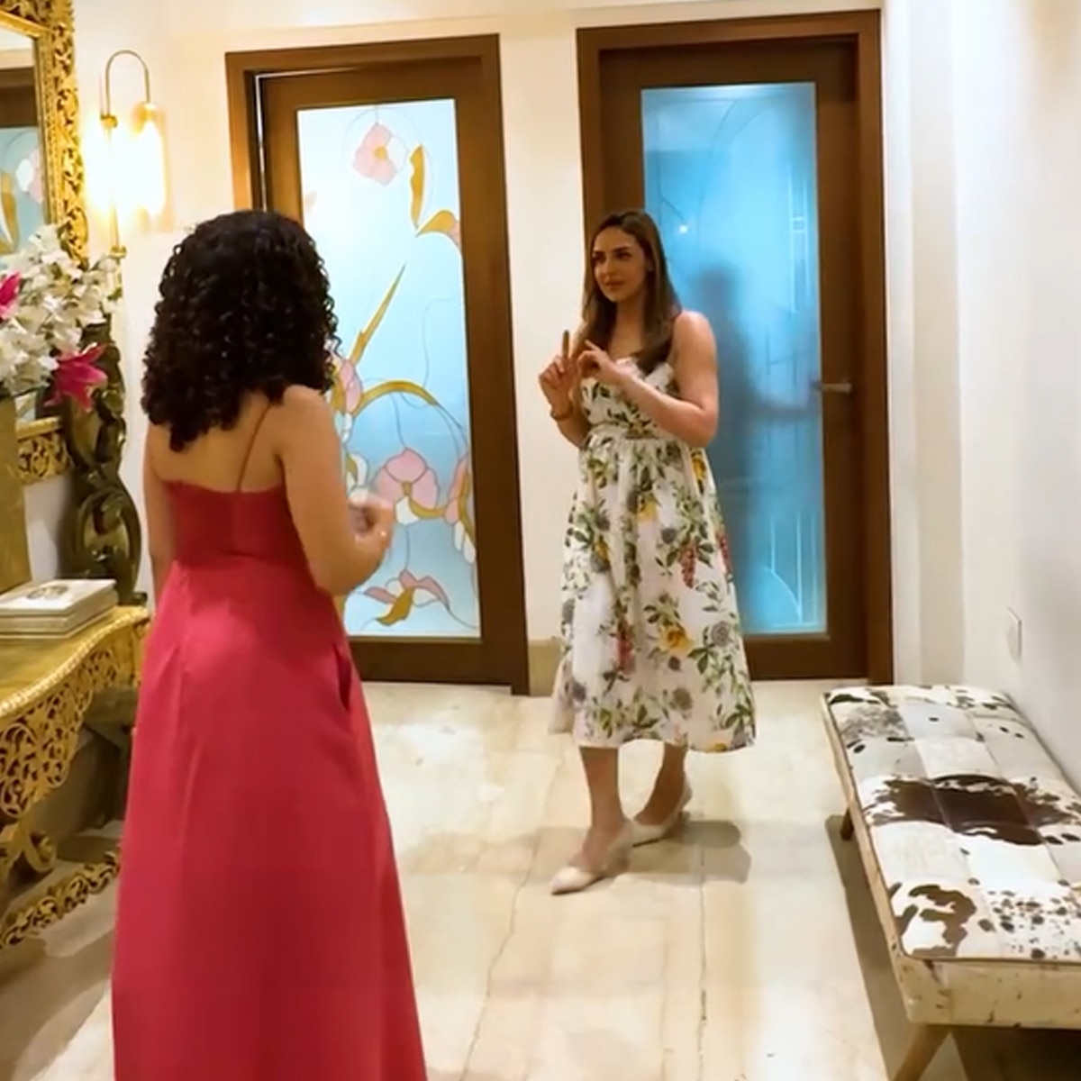 हेमा मालिनी का घर (Photo: Instagram/@kamiya_jani)