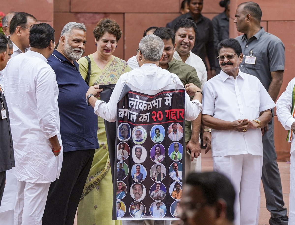 कल्याण बनर्जी ने पीठ पर लटकाया पोस्टर