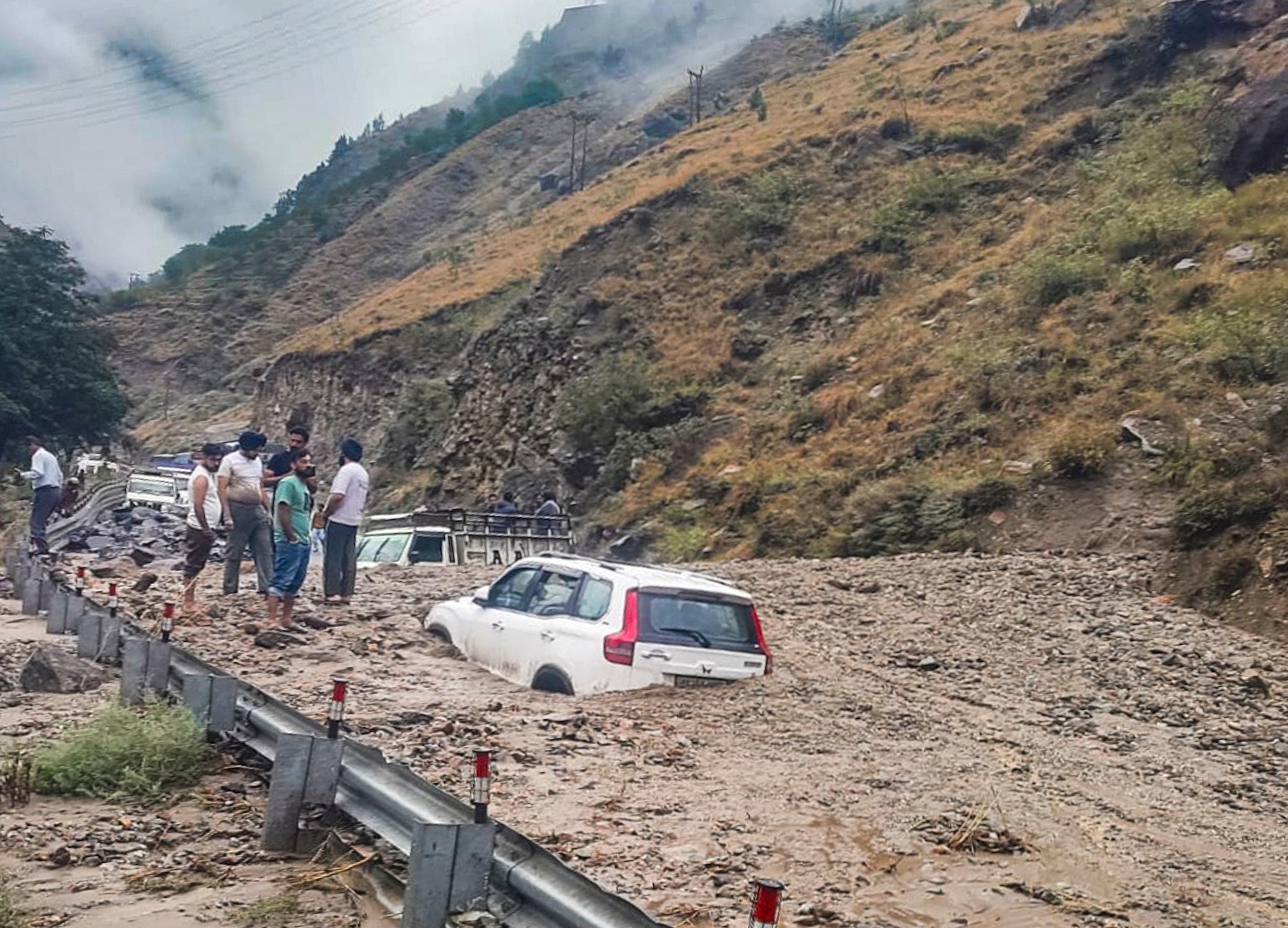 किन्नौर: भूस्खलन से NH-5 बंद, सड़क पर फंसे वाहन