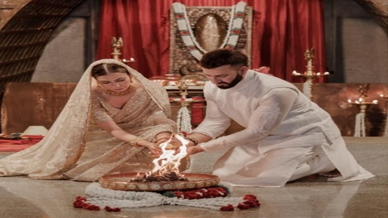 एक्ट्रेस ने किया 'भूत शुद्धि विवाह', मां लिंग भैरवी का लिया आशीर्वाद