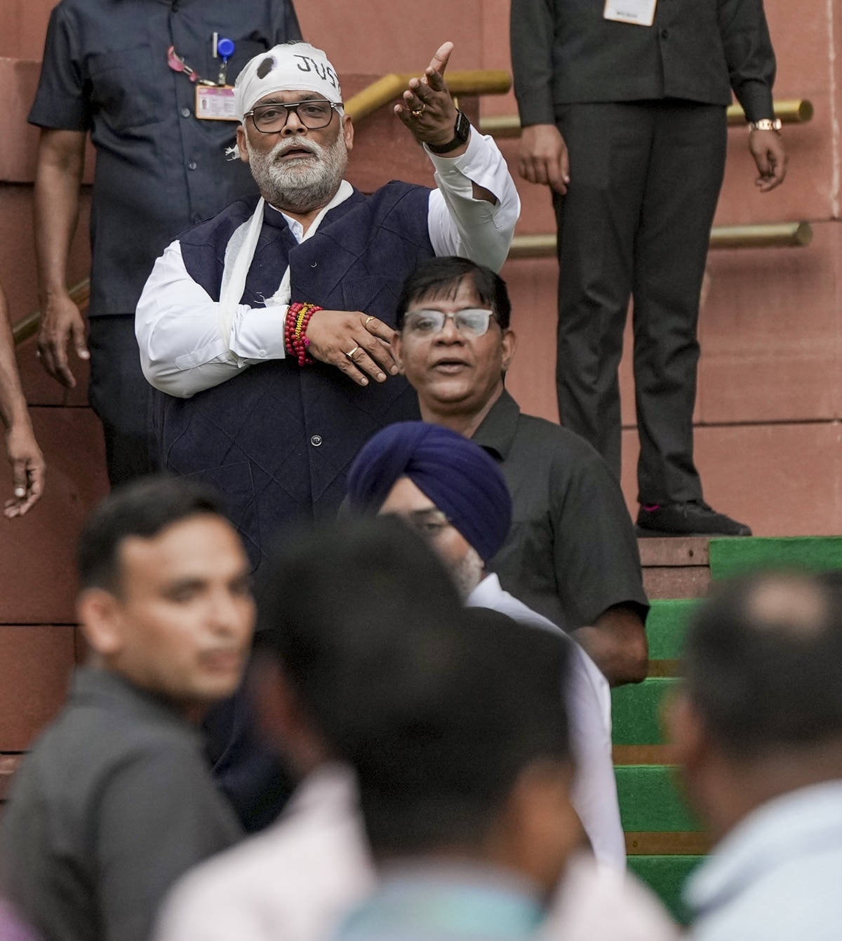 सिर में प्लास्टर लगाकर पहुंचे पप्पू यादव