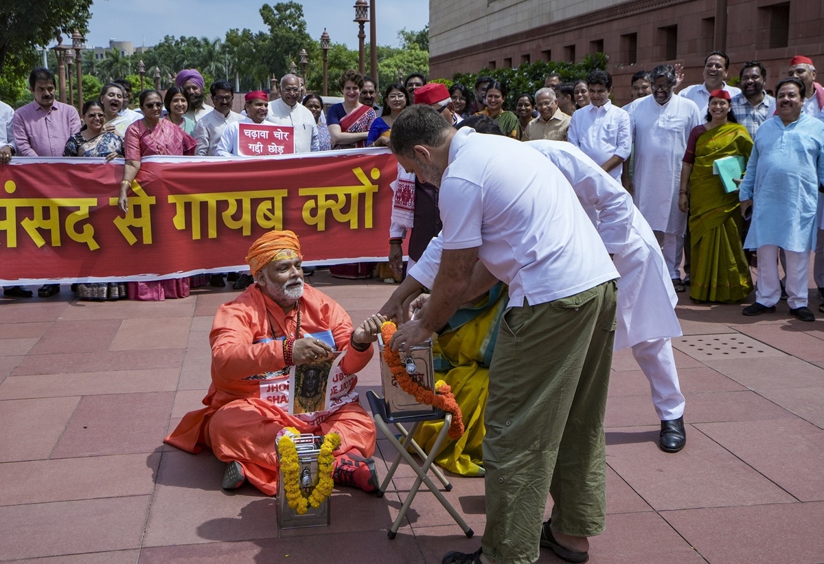 चंदा चोरी पर साधु वेश में पप्पू का प्रोटेस्ट