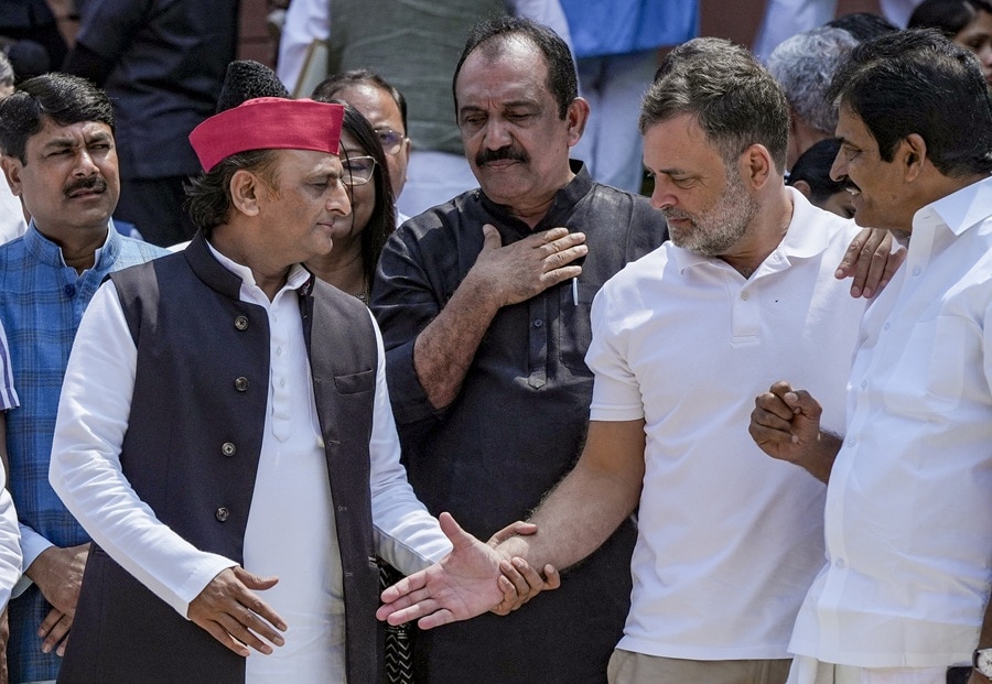 राहुल गांधी-अखिलेश यादव दिखे साथ-साथ