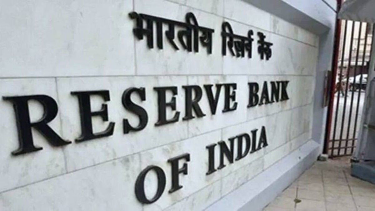 RBI लोकपाल कौन होता है?