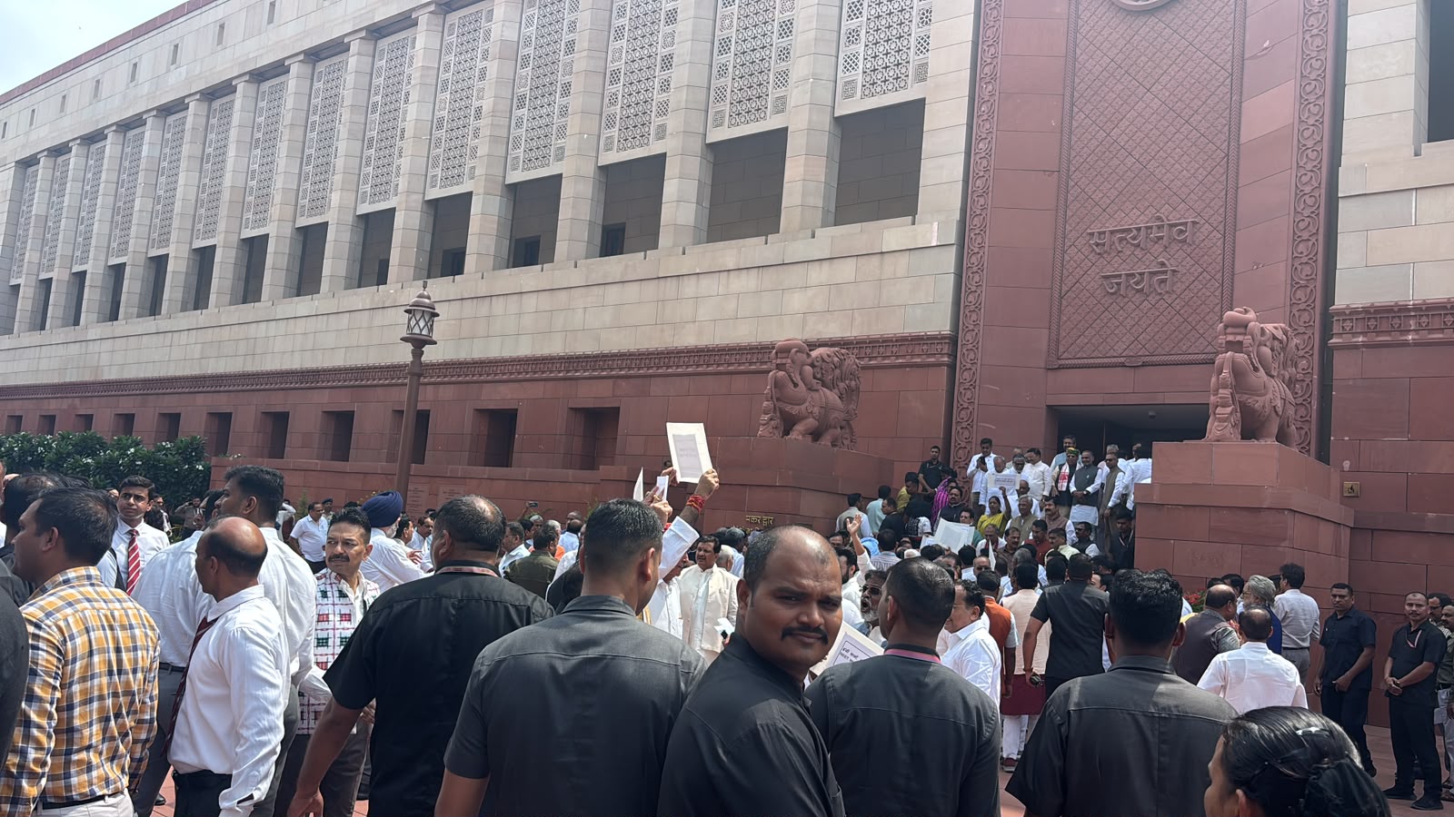 नारों से गूंजा प्रदर्शन स्थल
