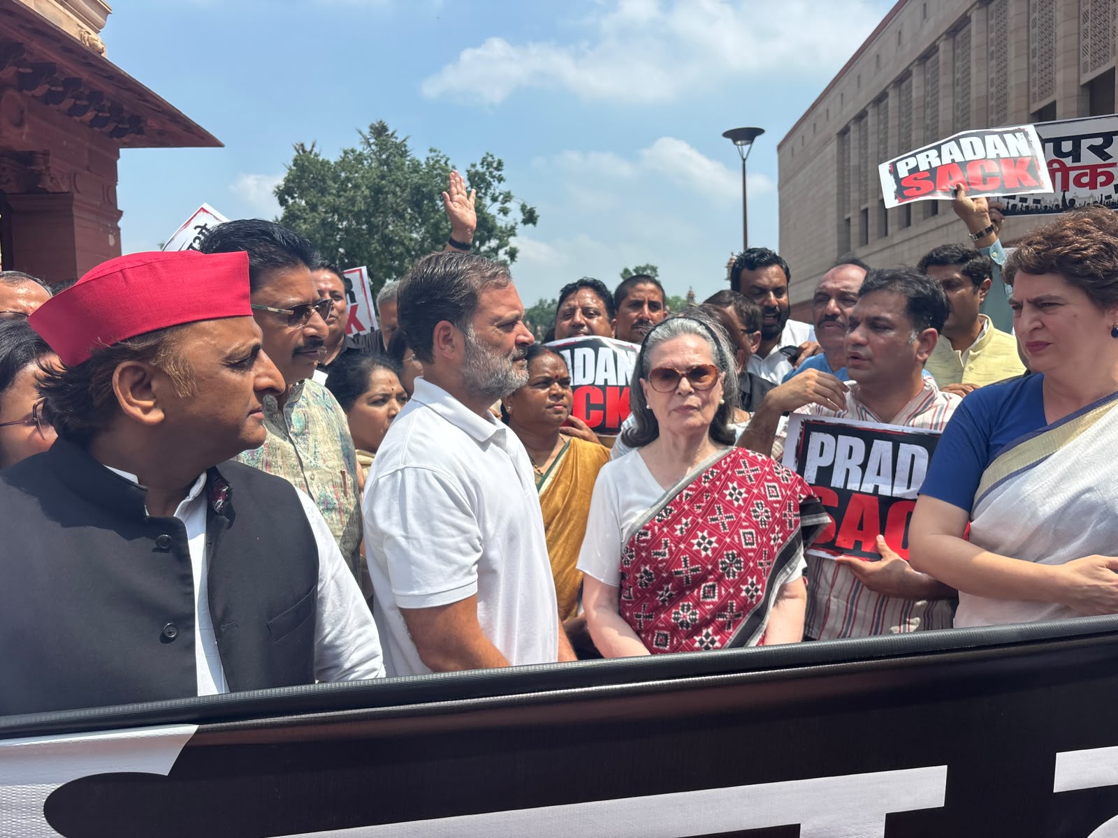  संसद से सड़क तक गूंजा विरोध