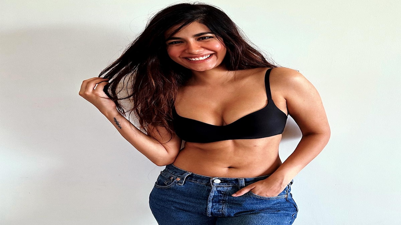 बिकिनी पहनकर झूमी एक्ट्रेस, दिखाई बोल्डनेस, झटकाईं जुल्फें
