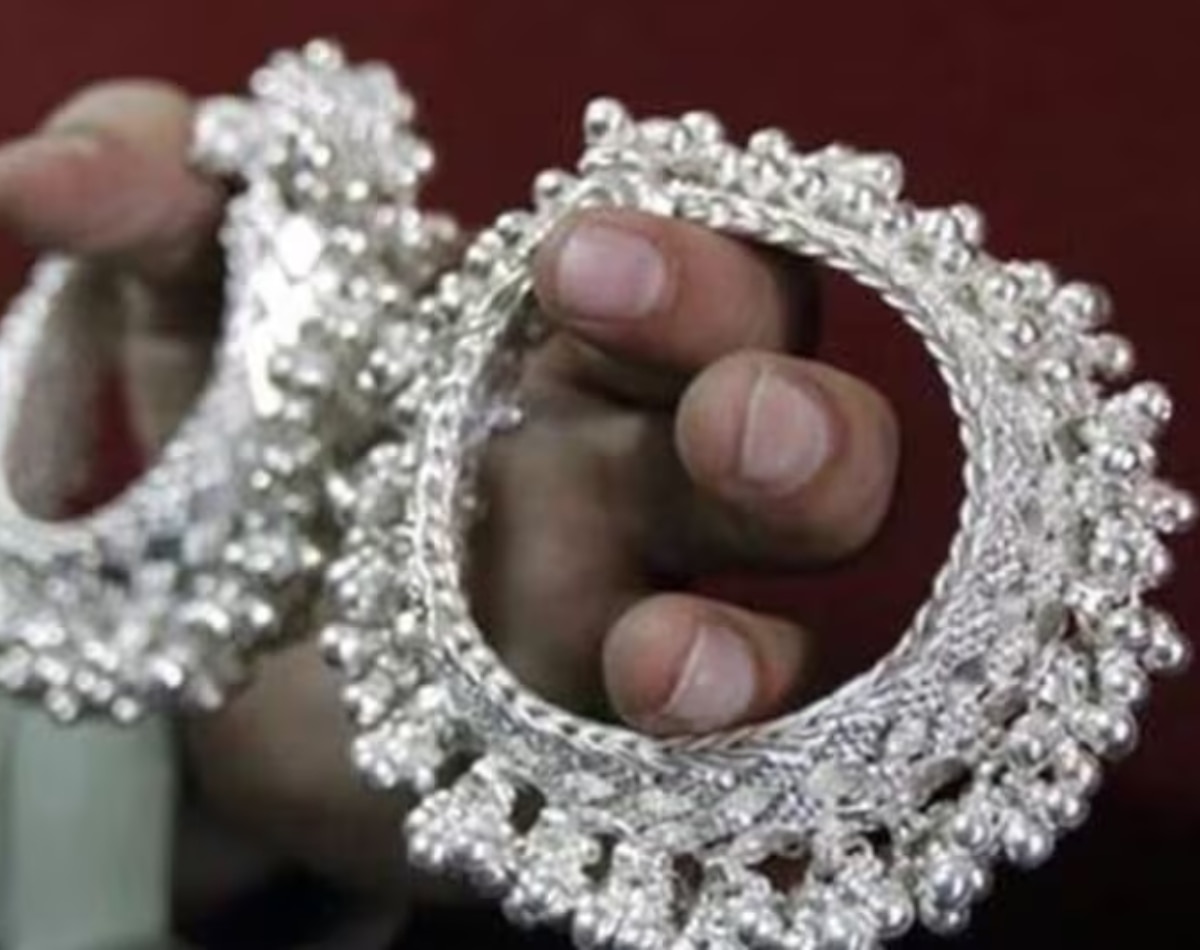 अपने हाई से कितना सस्ती चांदी 