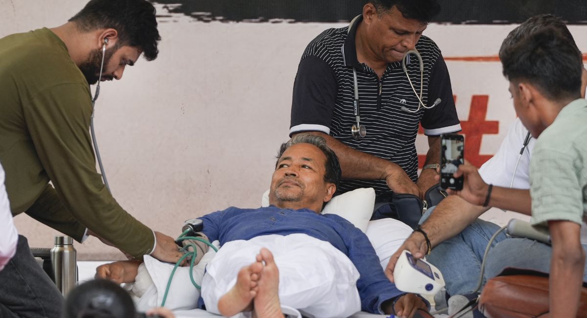 कैमरों और भीड़ के बीच लगातार मेडिकल जांच