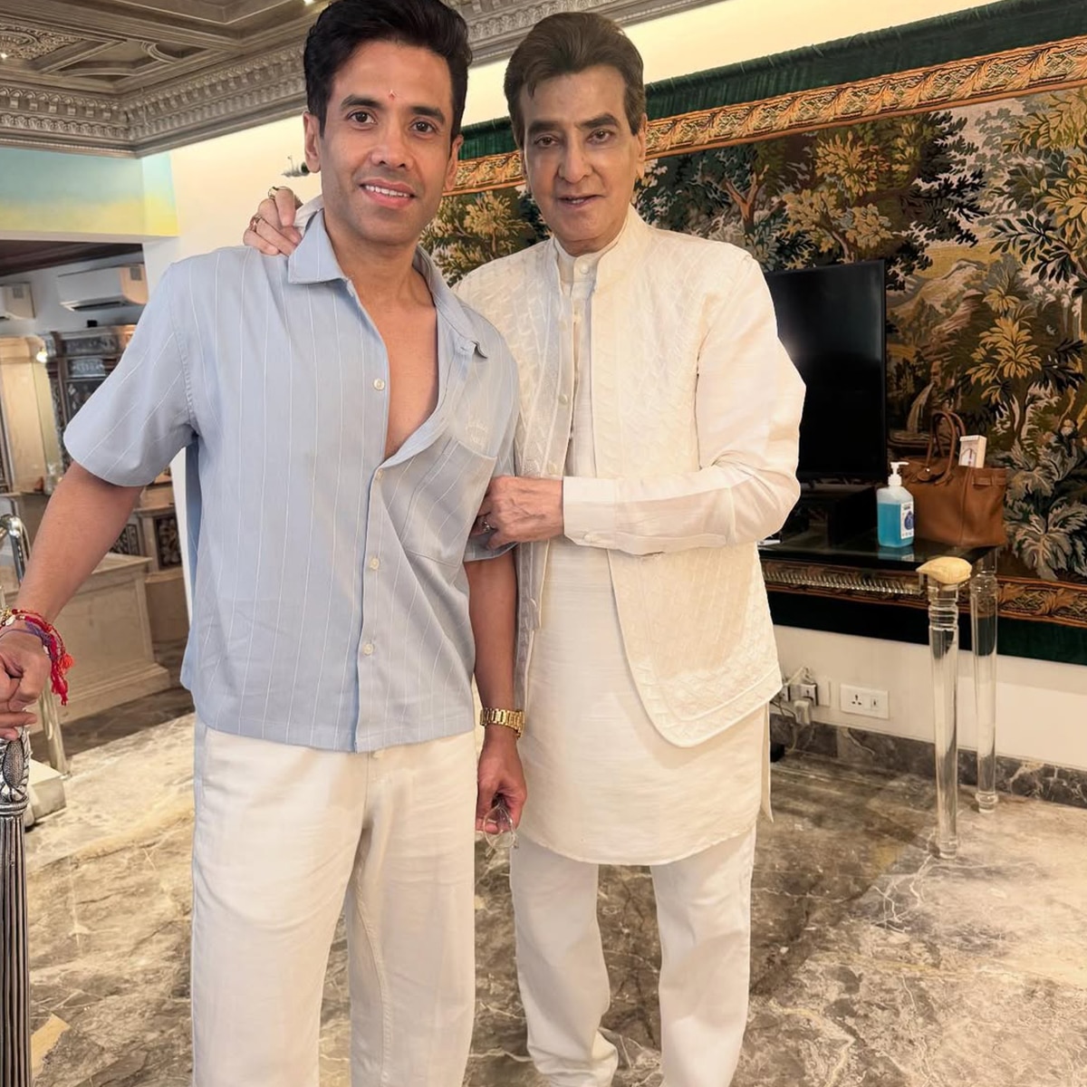 tusshar kapoor welcomes son with surrogacy