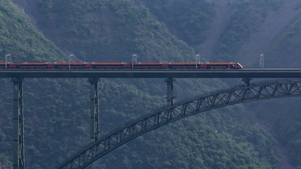 Vande Bharat Soars Over Chenab Bridge: An Engineering Marvel Taller Than the Eiffel Tower