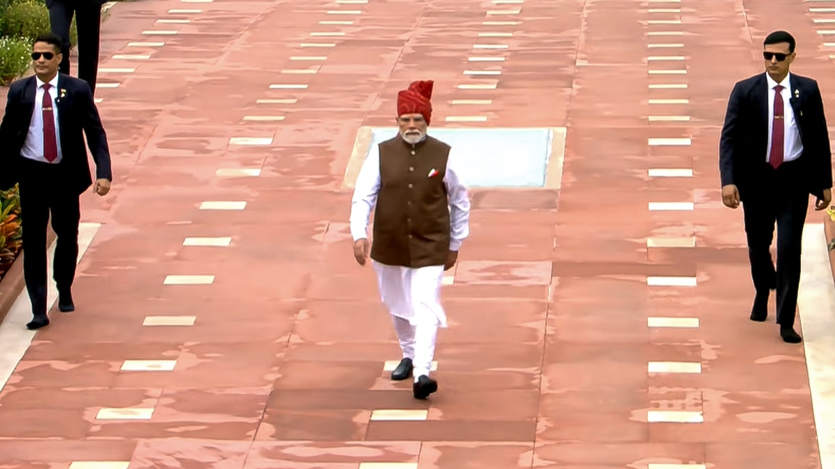 लाल किले पर लहराया तिरंगा