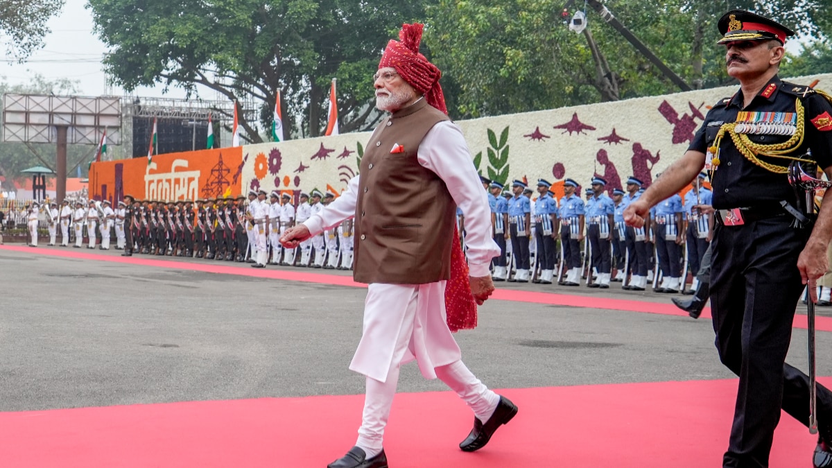 पाीएम मोदी ने लाल किले की प्राचीर पर फहराया तिरंगा