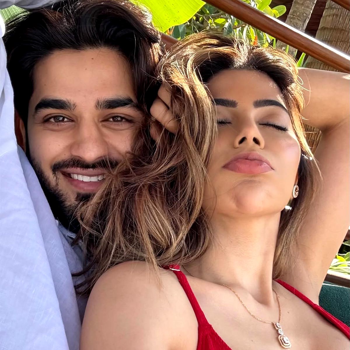 arbaz patel nikki tamboli gets romantic