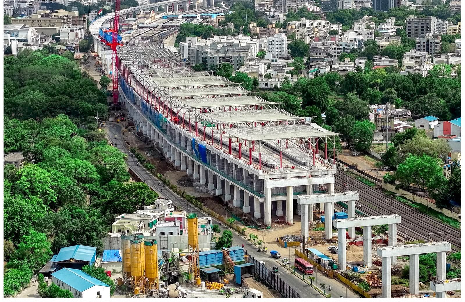 स्टेशन में भारतीय सांस्कृतिक की झलक