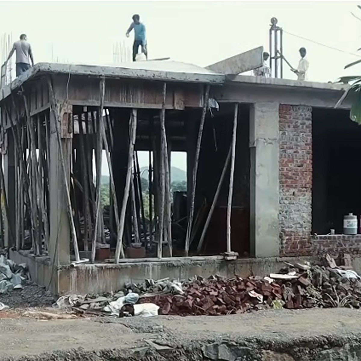 देबिना-गुरमीत फार्महाउस